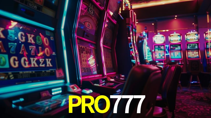 Escena dinámica inspirada en casino con iluminación PRO777, cartas, fichas e íconos de juegos digitales en un espacio moderno de juegos.